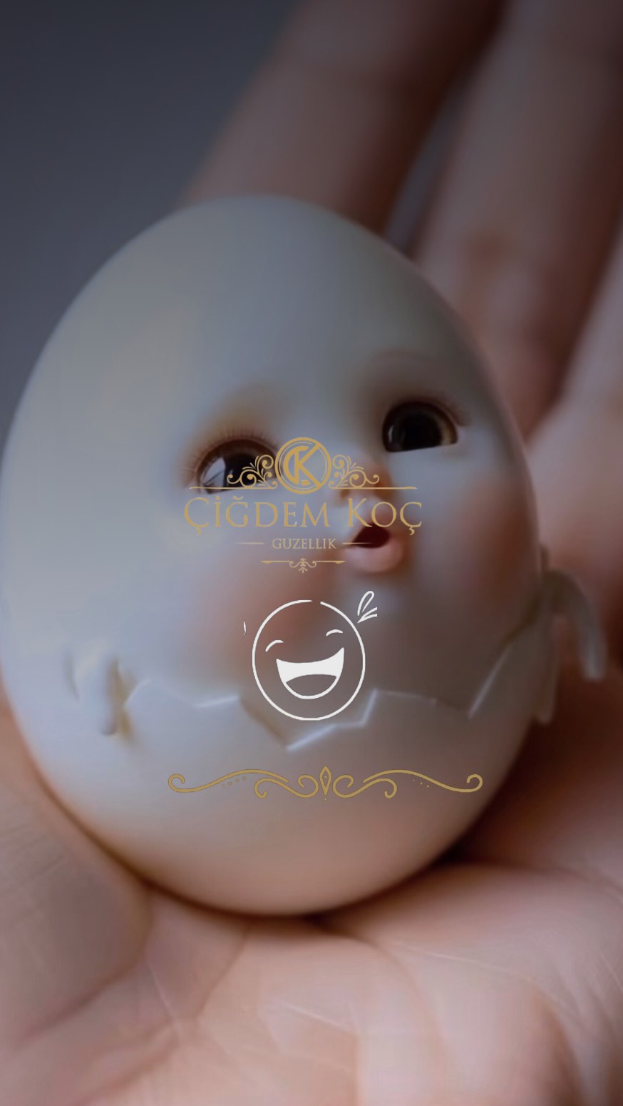 Yumurtanın Cilt ve Saç İçin Özellikleri 🍳🐣🥚

En besleyici gıdalardan biri olan yumurta, sadece vücudun iç beslenmesinde değil, güzellik ve sağlık bakımında da birçok kullanım alanına sahiptir. Bu besin maddesi, cildi ve saçı güçlendirmeye yardımcı olabilecek proteinler, vitaminler ve mineraller açısından zengindir.
 -Yumurta beyazı ve yumurta sarısının her birinin, cildi güçlendirmeye yardımcı olabilecek benzersiz özellikleri vardır. Fazla yağı azaltmaktan ve açık gözenekleri kapatmaktan cildi beslemeye ve nemlendirmeye kadar, yumurtalar çeşitli cilt sorunlarına doğal ve etkili bir çözüm olarak bilinir. Bu basit ve kolay bulunabilen doğal içerik, daha sağlıklı ve daha parlak bir cilde sahip olmanıza etkili bir şekilde yardımcı olabilir.
- Yumurtadaki proteinler kolajen üretimini artırarak cildin sıkılaşmasına ve kırışıklıkların azalmasına yardımcı olur.